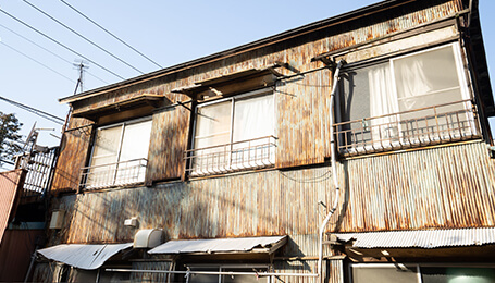 「手に余る空き家の解体作業」イメージ