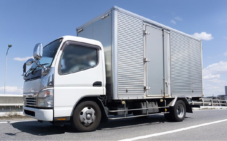 平ボディ型ではなくバン型のトラックを使用