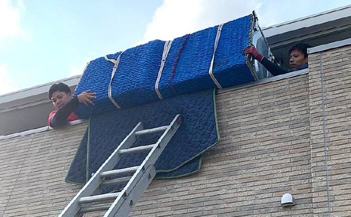 吊り作業で効率よく搬出