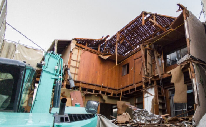 手に余る空き家の解体作業