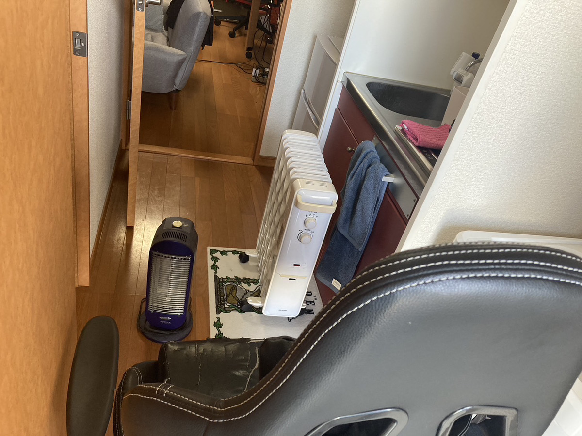「オイルヒーター、ハロゲンヒーター、椅子の回収依頼を承りました」作業写真