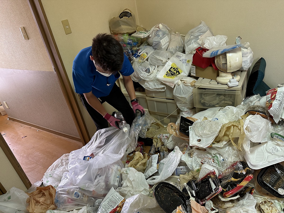 「社員寮の部屋の片付けと紛失物の探索をご依頼いただきました」作業写真