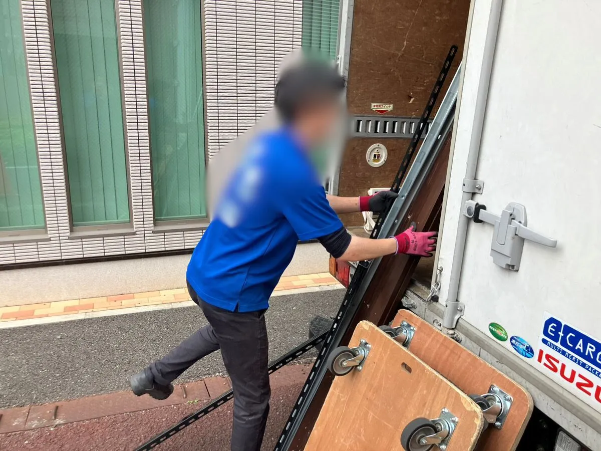 「1Kのマンションから木材を回収いたしました」作業写真