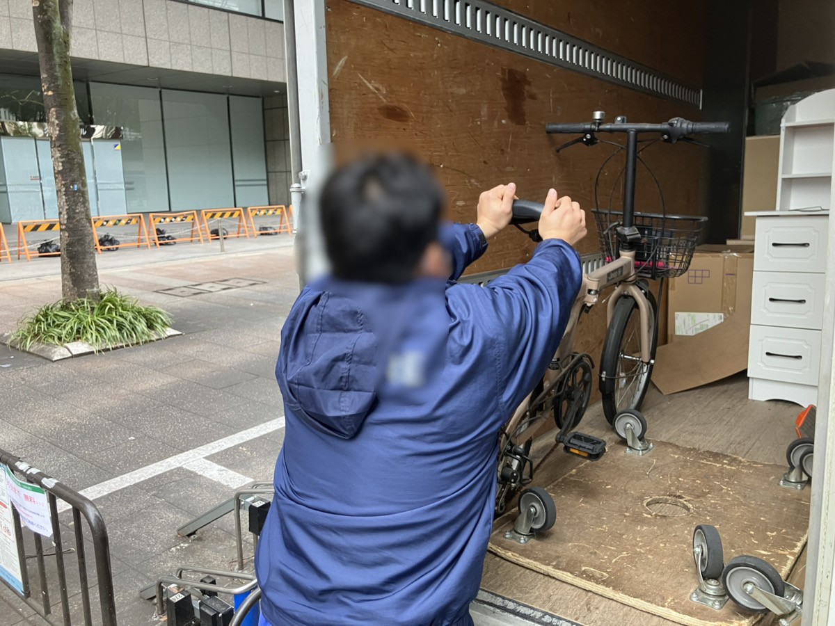 「マンションにお住まいのお客様から不要な自転車をお引き取りしました」作業写真