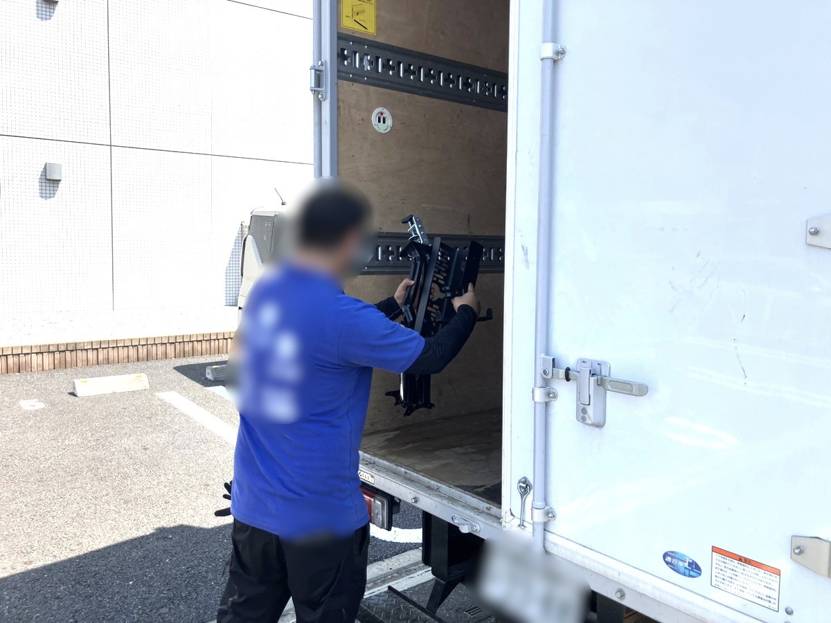 「パソコンデスクやフライパン、モニターアームなどを回収しました」作業写真