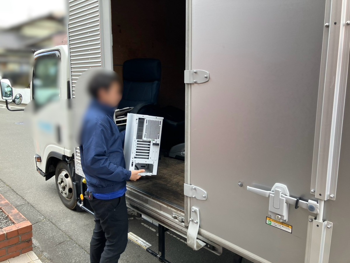 「オフィスチェアやロボット掃除機、テレビなどを回収しました」作業写真