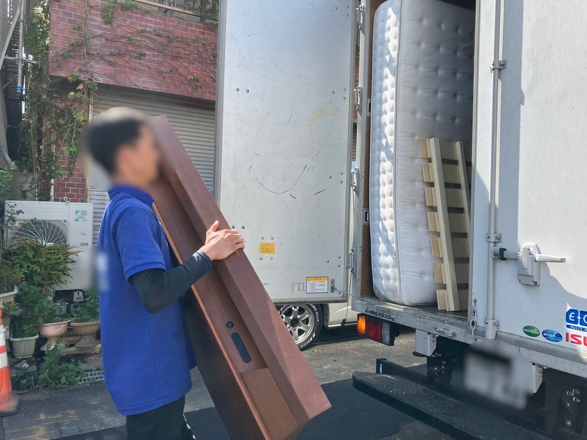 「3LDKのお家からマットレスやベッドフレームなどを回収しました」作業写真
