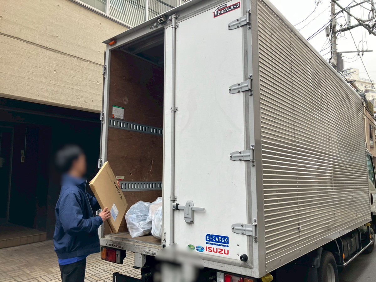 「1Kのマンションのお部屋から日用品、段ボールなどを回収しました」作業写真