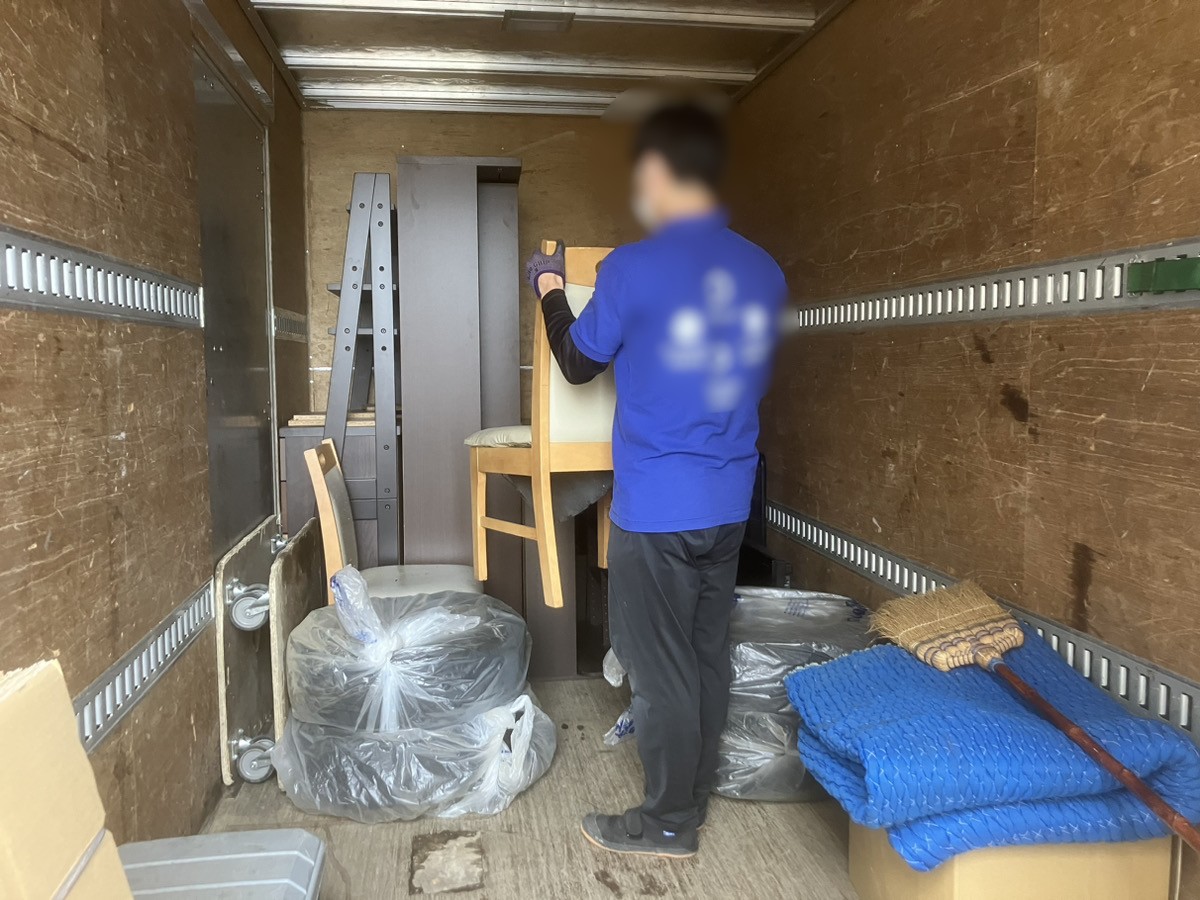 「マンションのお部屋から椅子2脚をまとめてお引き取りしました」作業写真