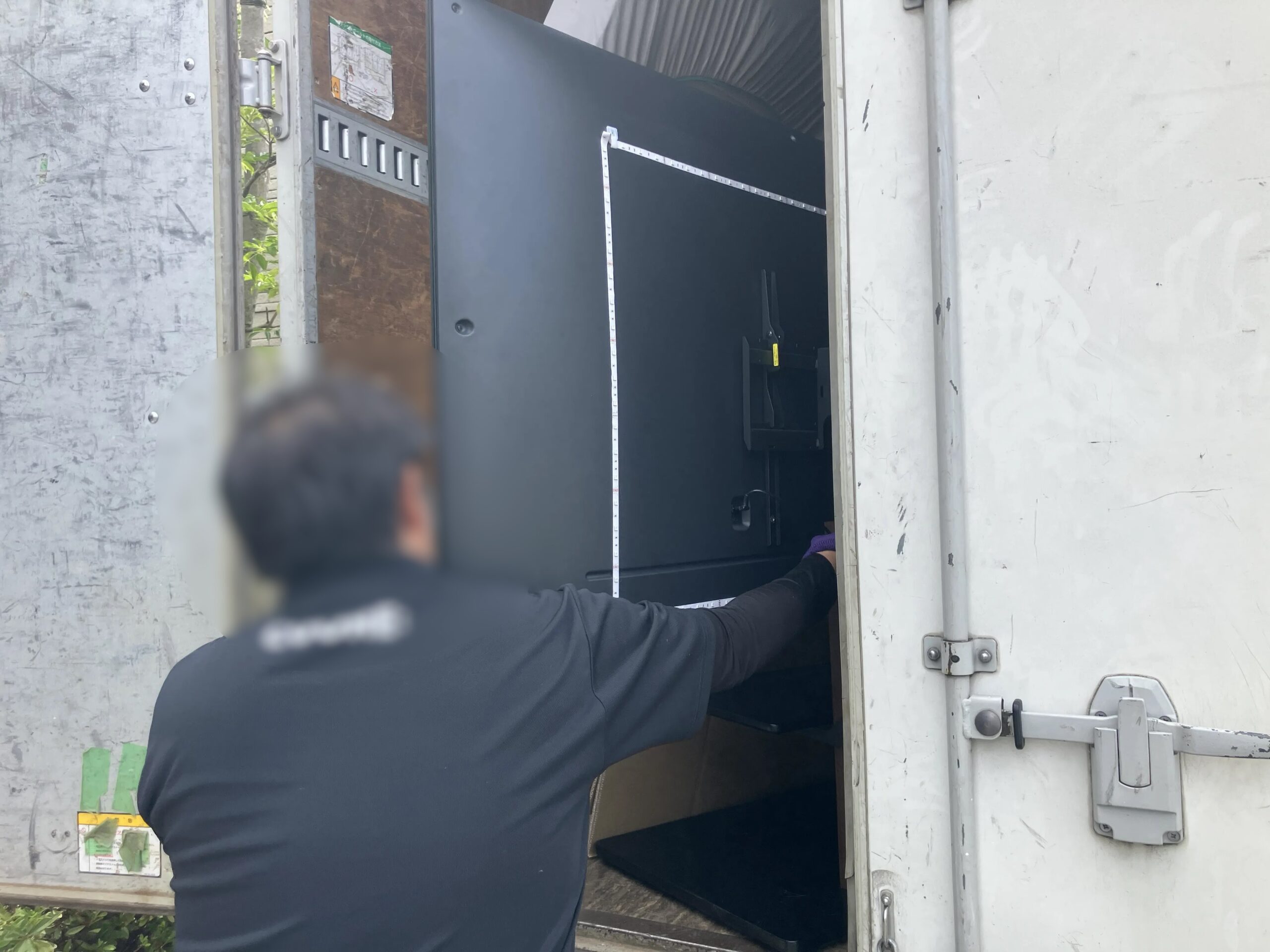 「引越しに伴い不要になったテレビやテレビボードなどを回収しました」作業写真